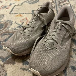 Brooks Revel 4 Size 9 Running Shoe Great Condition